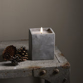 Szürke cement tégelyben kialakított LED gyertya.